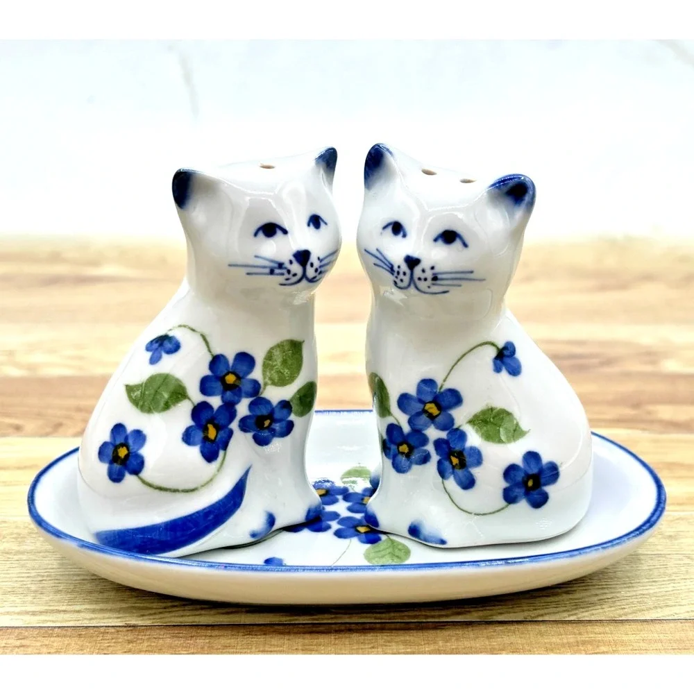Andrea by Sadek Blue And White Cats Kitties Salt and Pepper Shakers and Tray Set